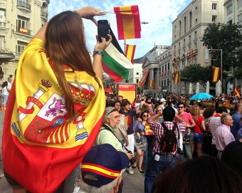 Tusentals människor drog ut på gatorna för att hälsa nye kungen Felipe VI, men det var ändå färre åskådare än många väntat.